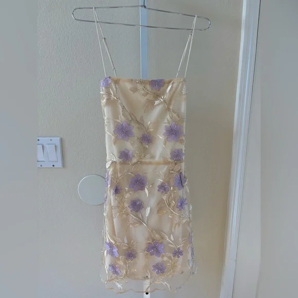 Lucy in the Sky Amari Gold Floral Mesh Mini Dress - Size M - Picture 5 of 7